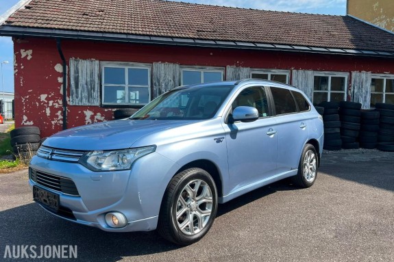 2014 Mitsubishi Outlander PHEV 2.0 Hybrid 164hk 4WD Ryggekamera, Navigasjon, S+V dekk